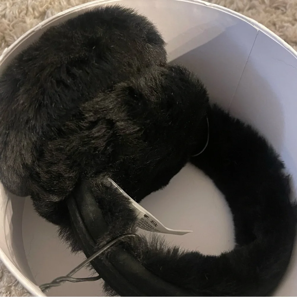 NWT UGG Australia Classic Logo Shearling Earmuffs Black NEW With Box - Picture 6 of 9